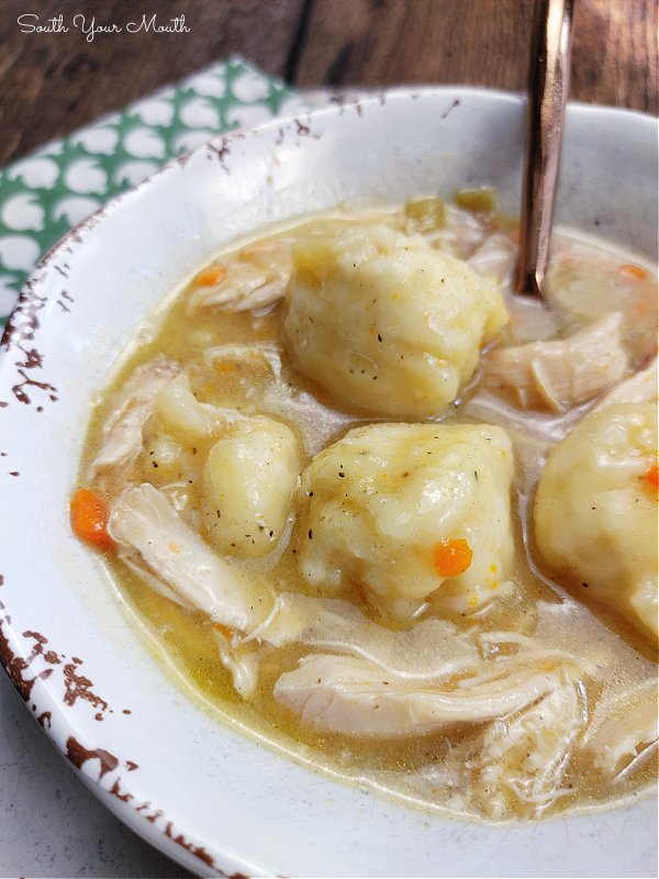 chuồng nuôi gà tre đá