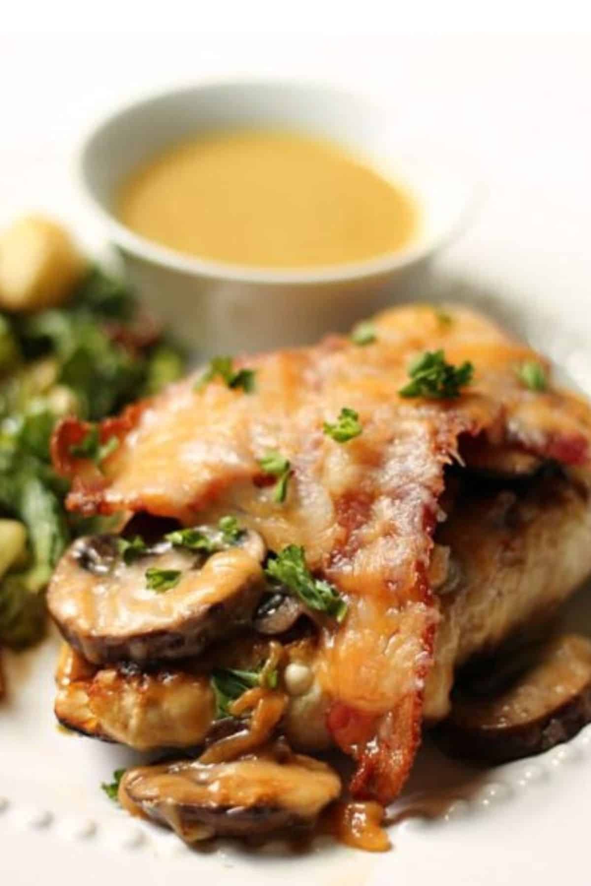 mơ thấy đá gà đánh con gì